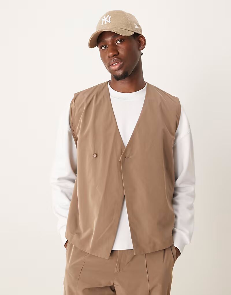 

Элегантный жилет ASOS DESIGN из коричневой технологичной ткани