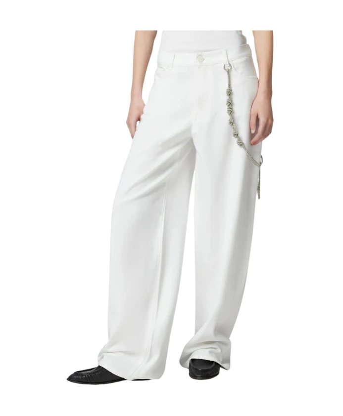 

Свободные джинсы с цепочкой в качестве декора. Pinko, белый