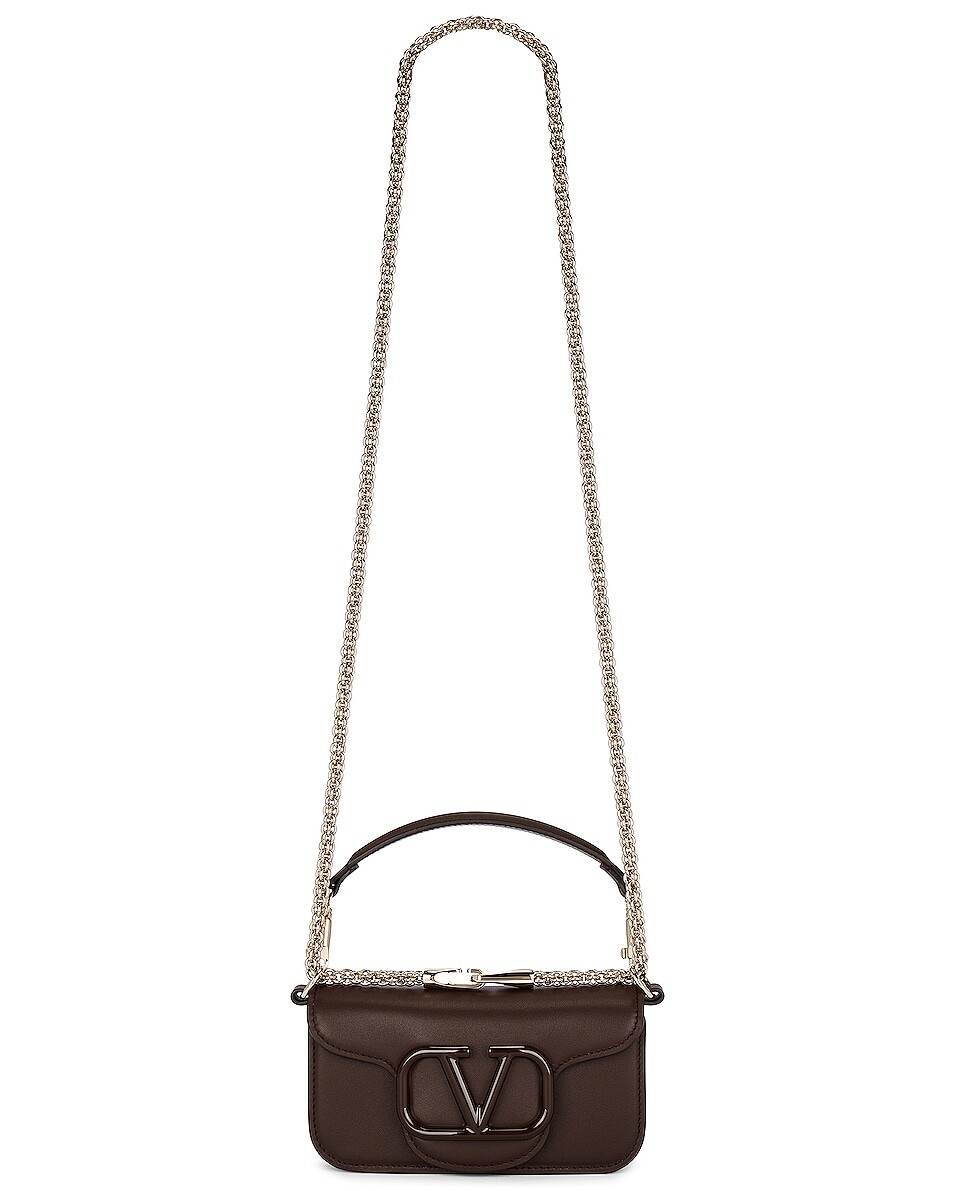 

Сумка-клатч Valentino Garavani Loco Small Shoulder, цвет Fondant
