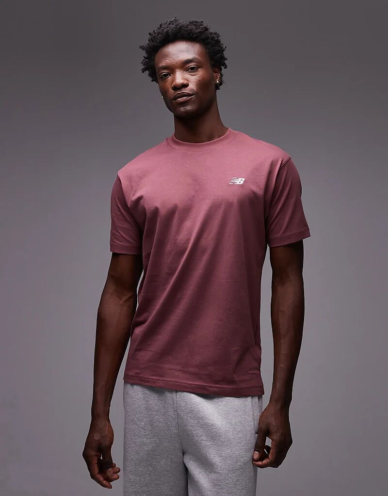

Футболка New Balance Sport essentials из хлопка, бордового цвета с эффектом потертости