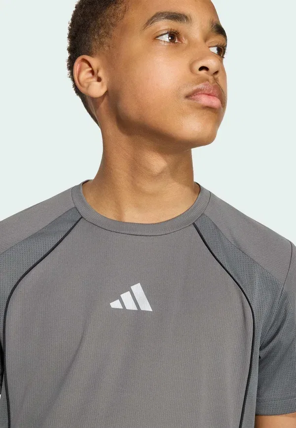 Футболка спортивная Adidas Sportswear Tech Apparel Climacool T-Shirt, серый рефлективный серебристый — фото 3