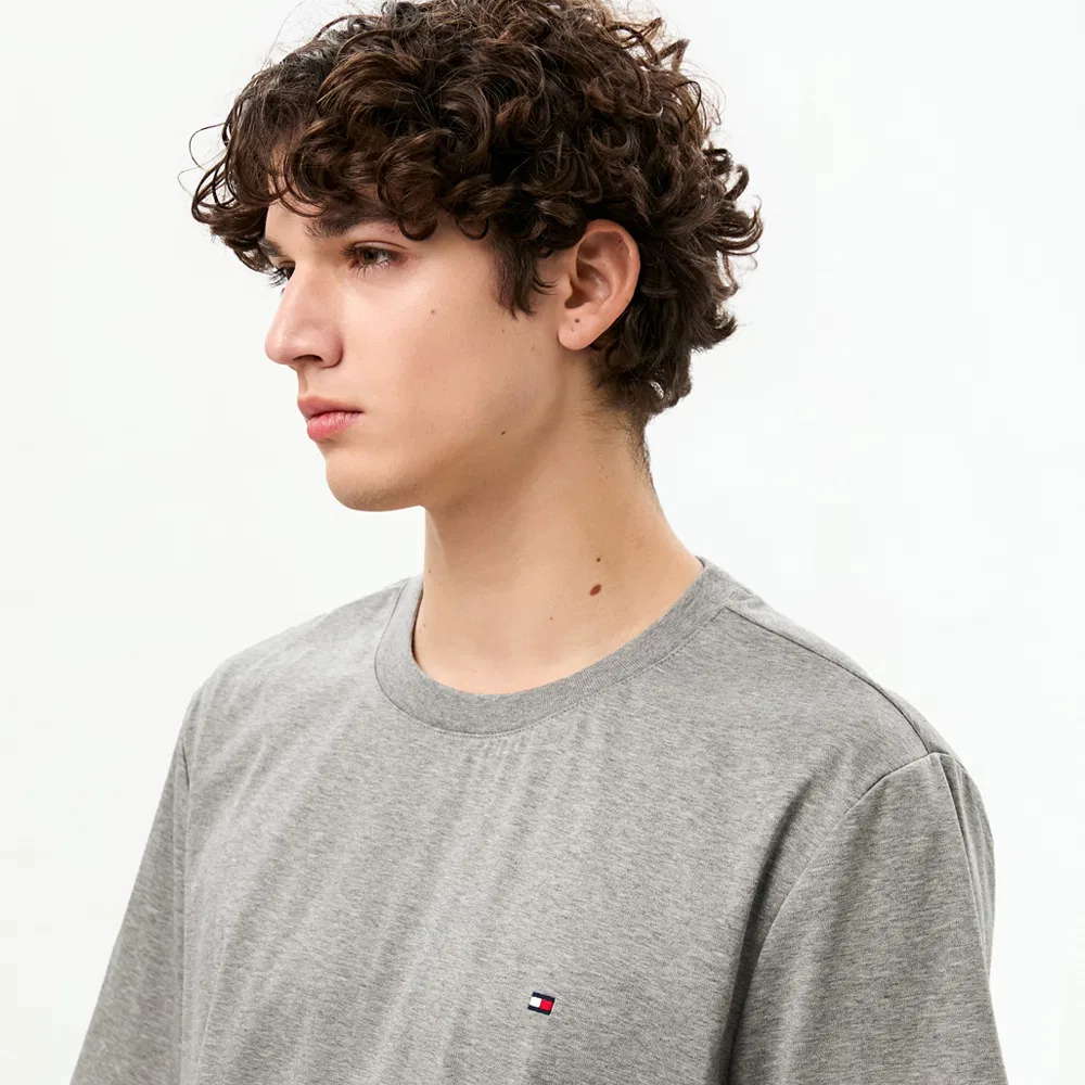 Мужская серая футболка "Luxury Interlock" от Tommy Hilfiger — фото 4