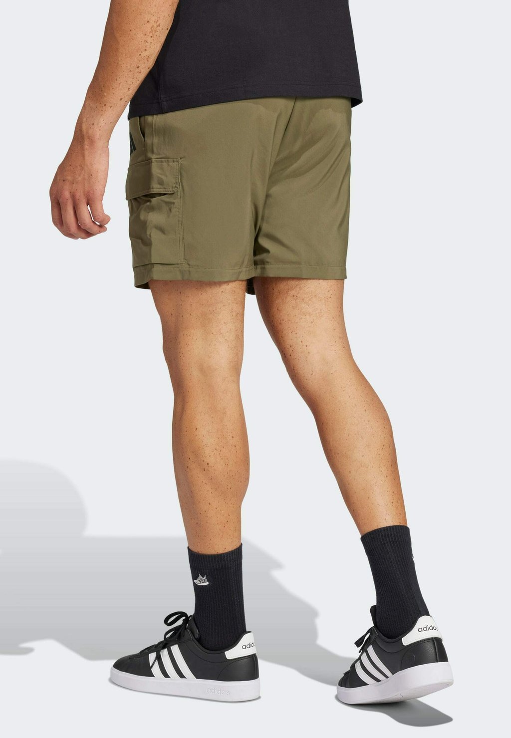 Спортивные шорты M CARGO CHELSEA adidas Sportswear, оливковый — фото 2