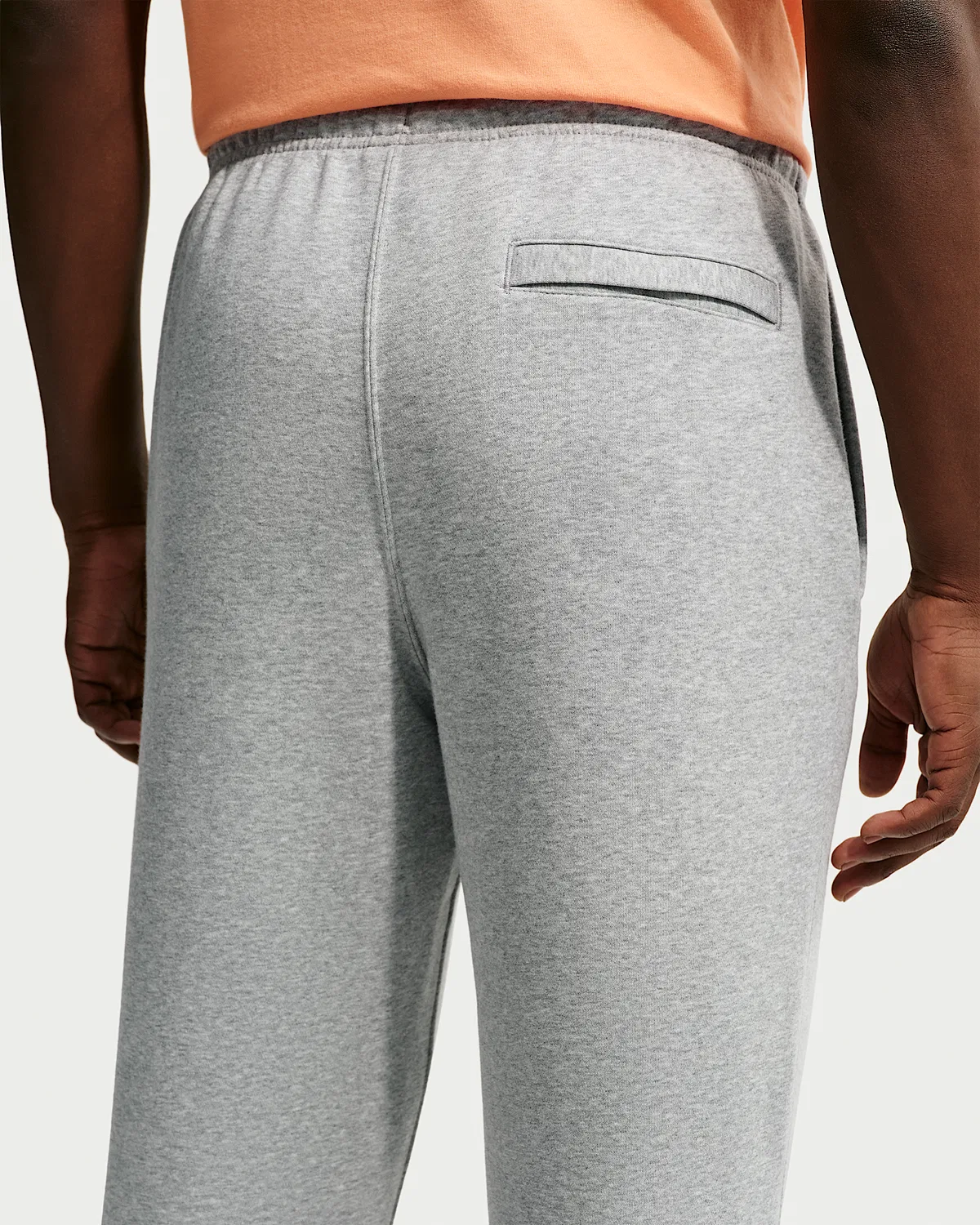 Мужские спортивные штаны Nike Club на флисе с манжетами, Dark Grey Heather/Light Smoke Grey/White — фото 3