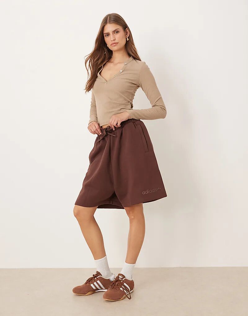 

Джерси-шорты Adidas Originals с линейным логотипом коричневого цвета