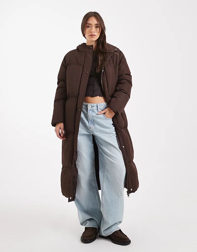 

Длинное потертое пальто-пуховик с капюшоном коричневого цвета