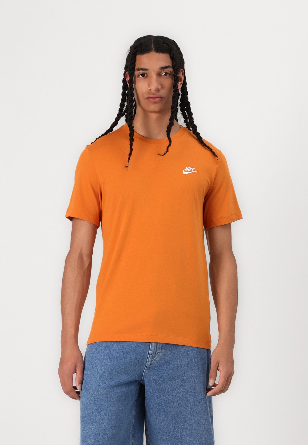 

Базовая футболка CLUB TEE Nike Sportswear, коричневый
