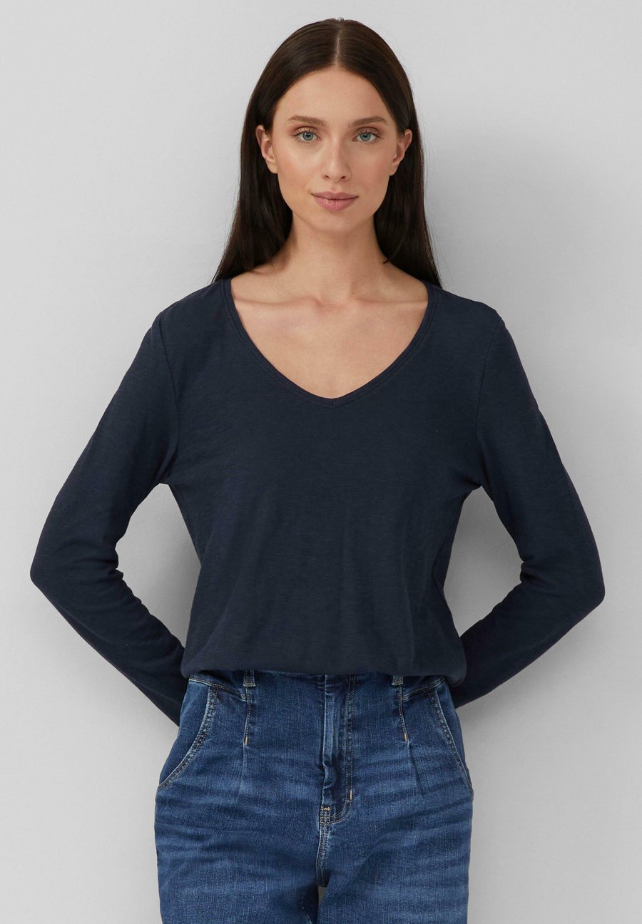 

Топ s.Oliver MIT V-AUSSCHNITT UND ARTWORK-PATCH AM SAUM, Navy/Dark Blue