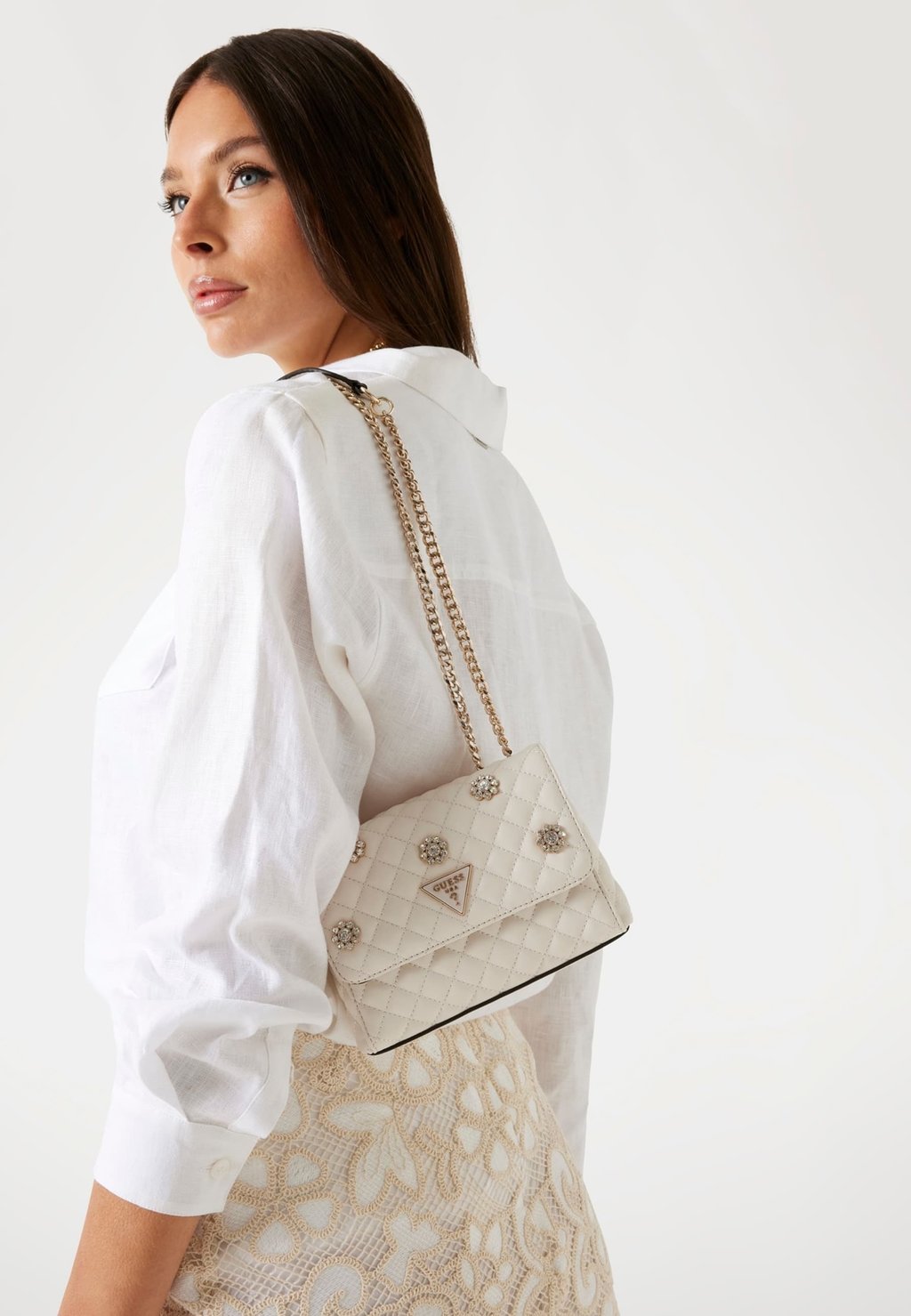 

Сумка через плечо EVERLEE MIT BLUMEN UND APPLIKATIONEN Guess, белый