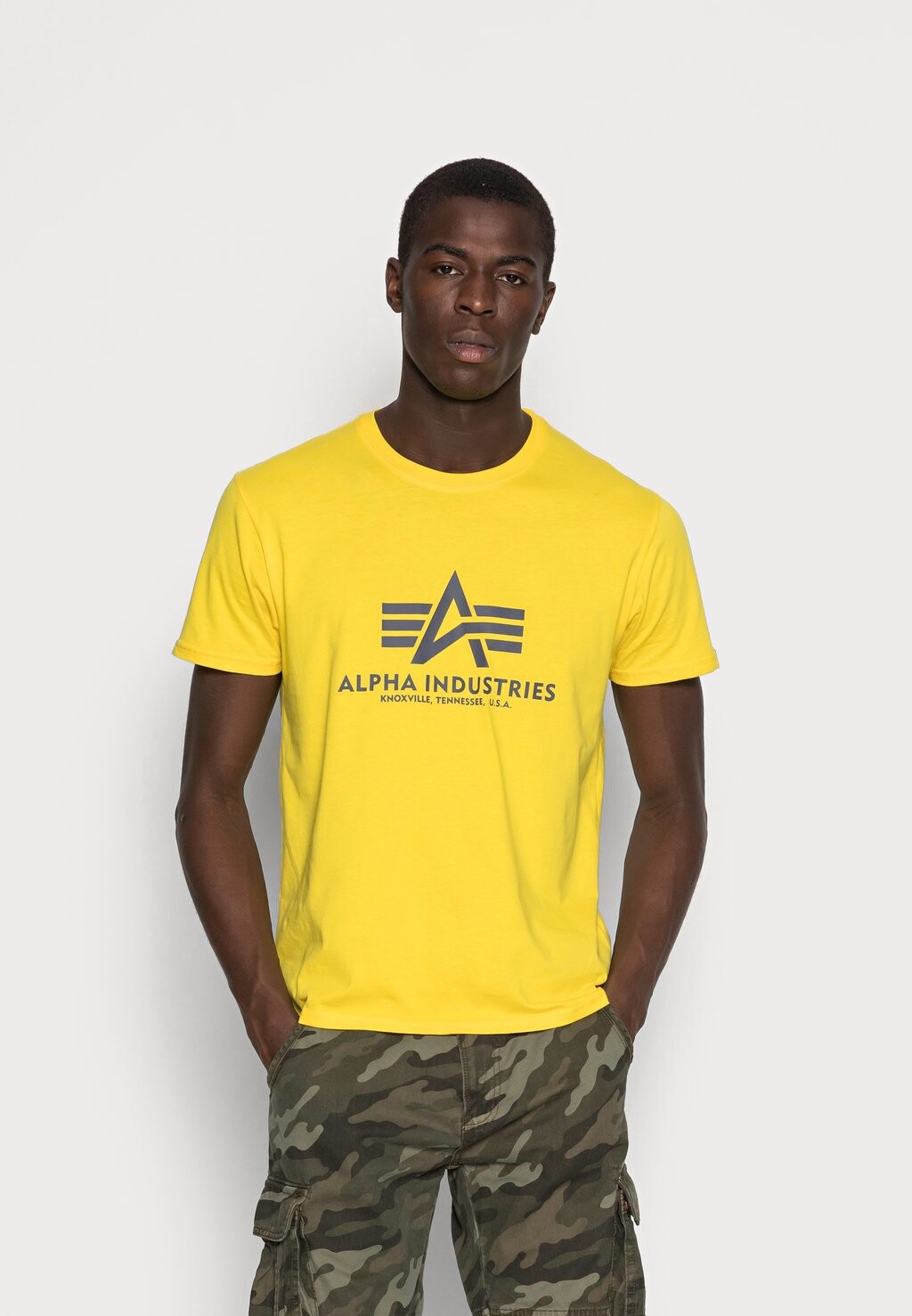 

Футболка с принтом T CAMO Alpha Industries, цвет empire yellow