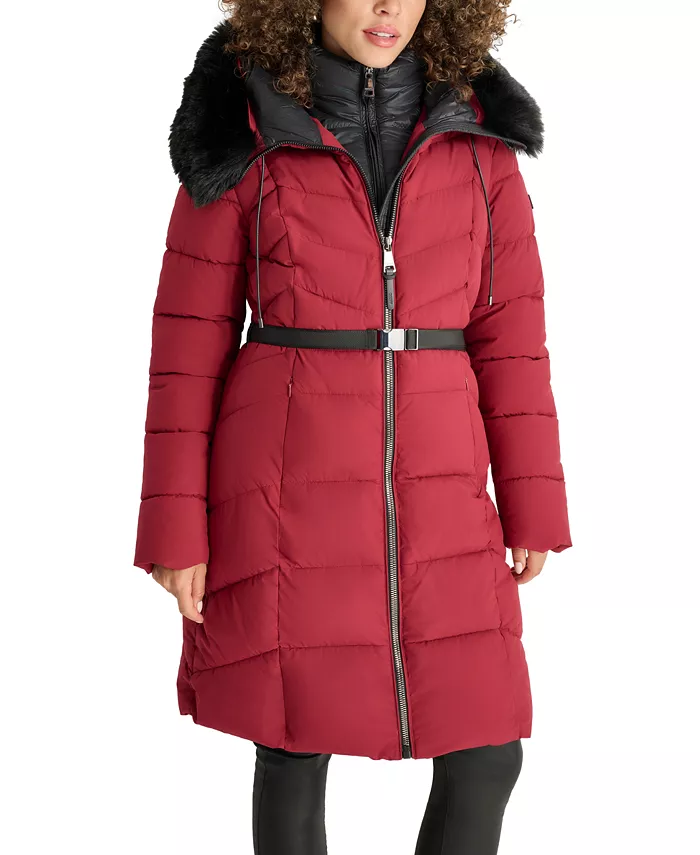 

Женское стеганое пальто с капюшоном и отделкой из искусственного меха DKNY, красный