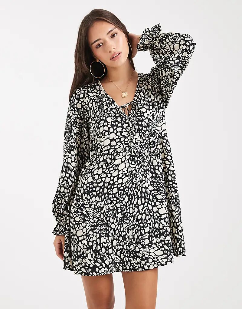 

Платье-мини от Wednesday's Girl с V-образным вырезом и абстрактным принтом, черное