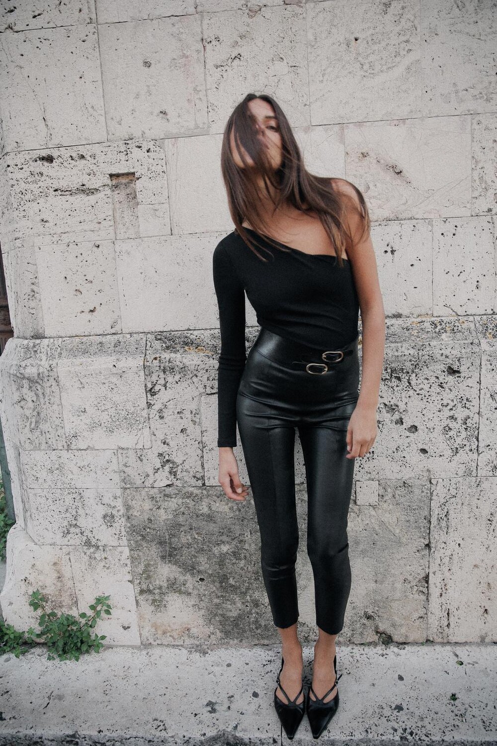 

Леггинсы с высокой талией и эффектом кожи ZARA, черный