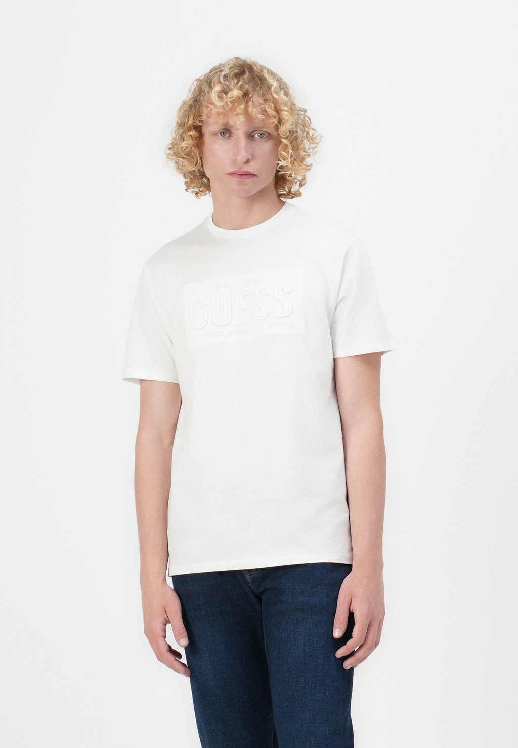 

Футболка с принтом EMBOSSED LOGO TEE Guess, белый