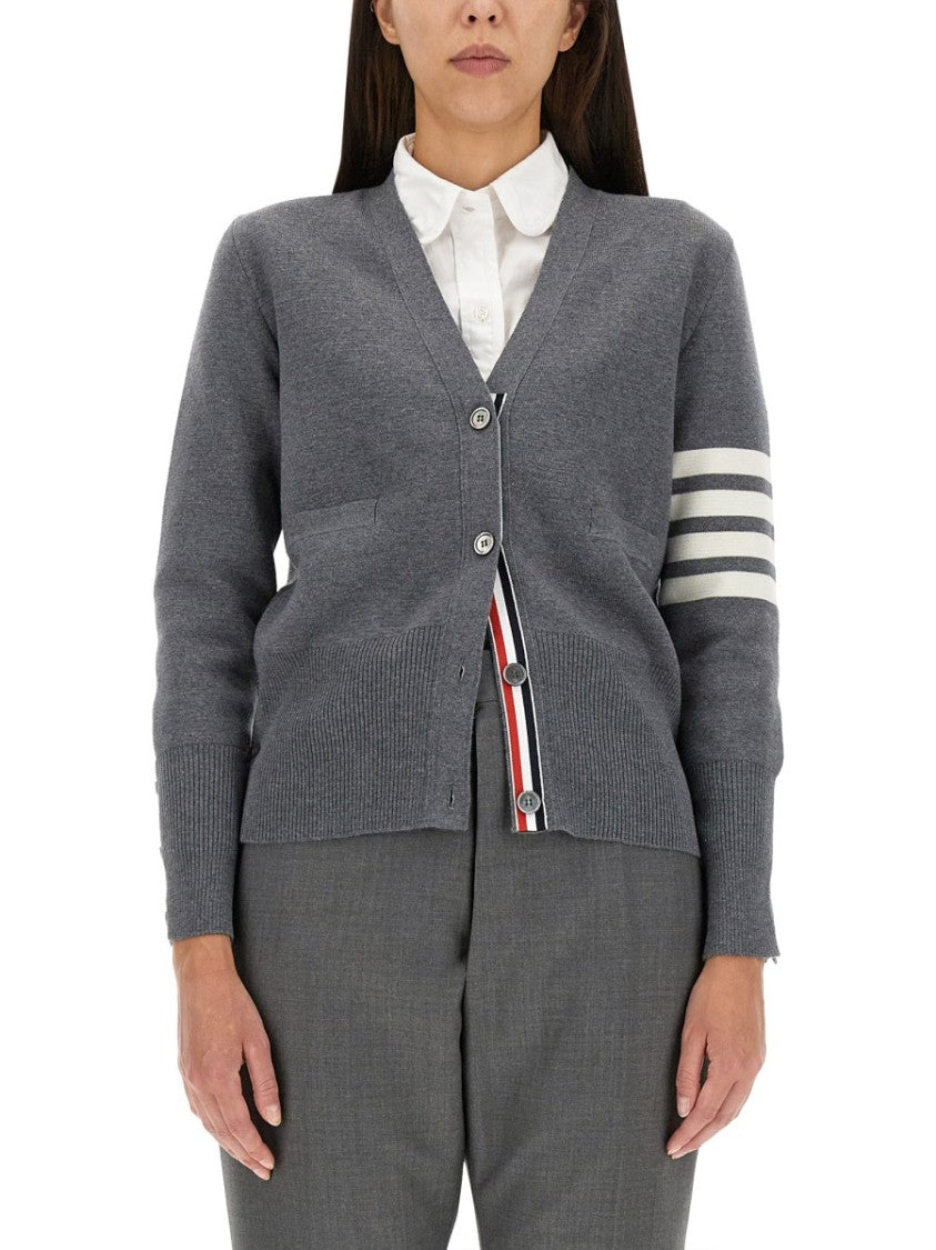 

Приталенный кардиган с V-образным вырезом и полосками Thom Browne, серый