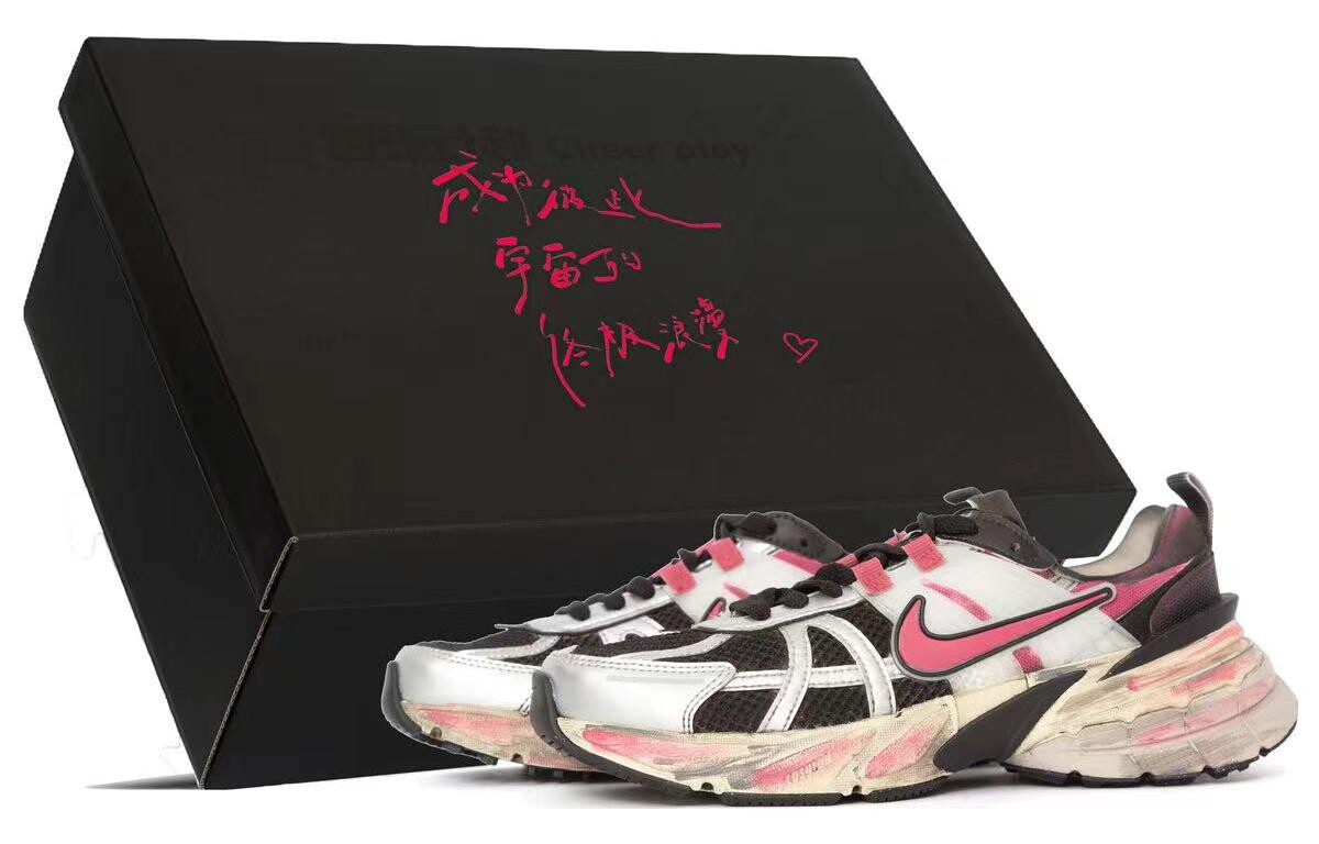 

Кроссовки для бега V2K Run женские с низким верхом серебристо-розовый Nike, цвет Silver Pink