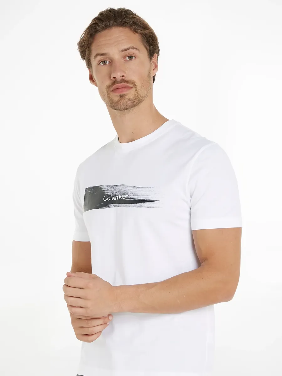 

Футболка Calvin Klein "BRUSH LOGO T-SHIRT" с надписью-логотипом, белый