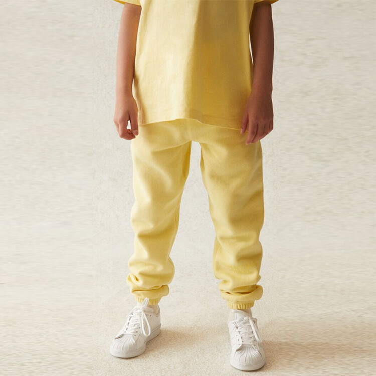 Детские трикотажные спортивные штаны Fear Of God Essentials, цвет Lemon — фото 3