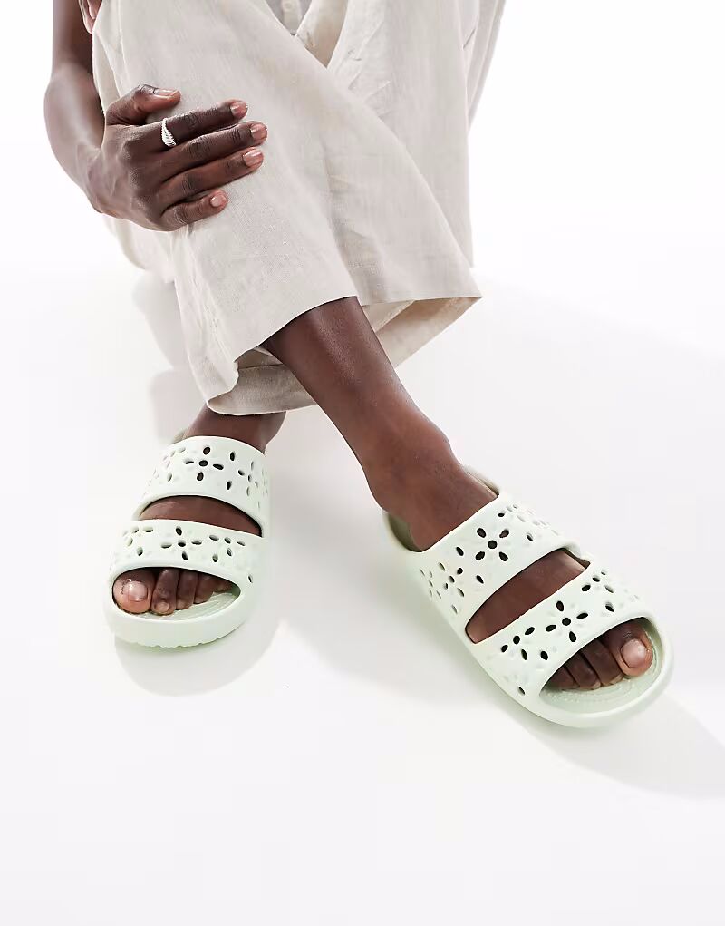 Сандалии Crocs Classic с цветочным узором в нефритовом оттенке
