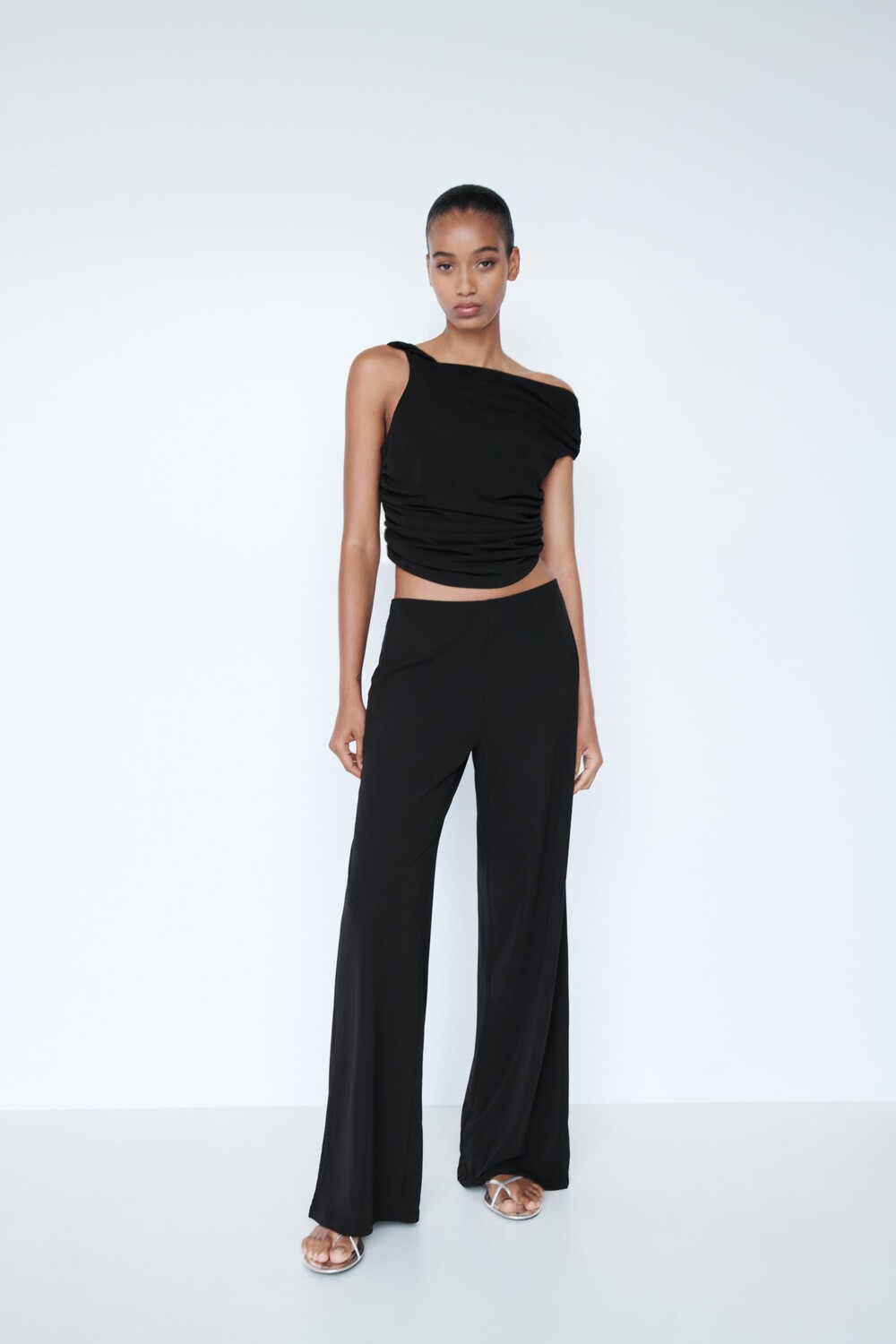 

Асимметричный топ с драпировкой Zara