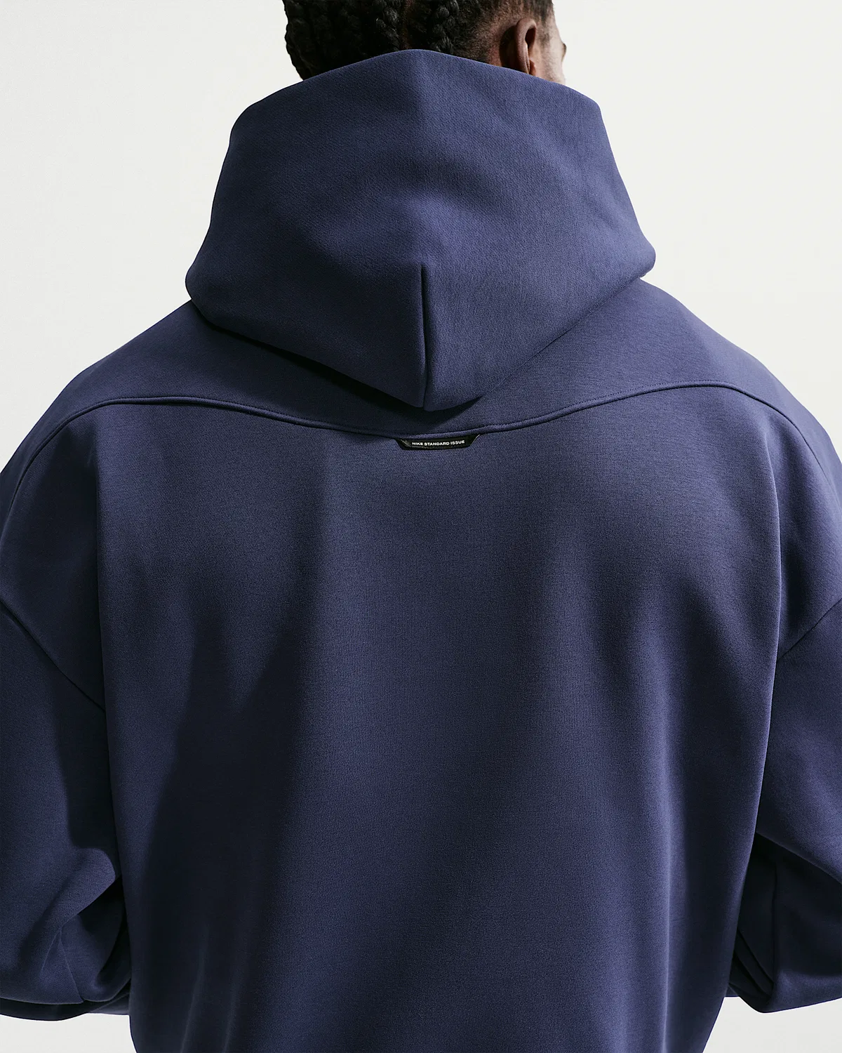 Мужская флисовая баскетбольная худи-пуловер Nike Standard Issue Therma-FIT, Midnight Navy/Pale Ivory — фото 2