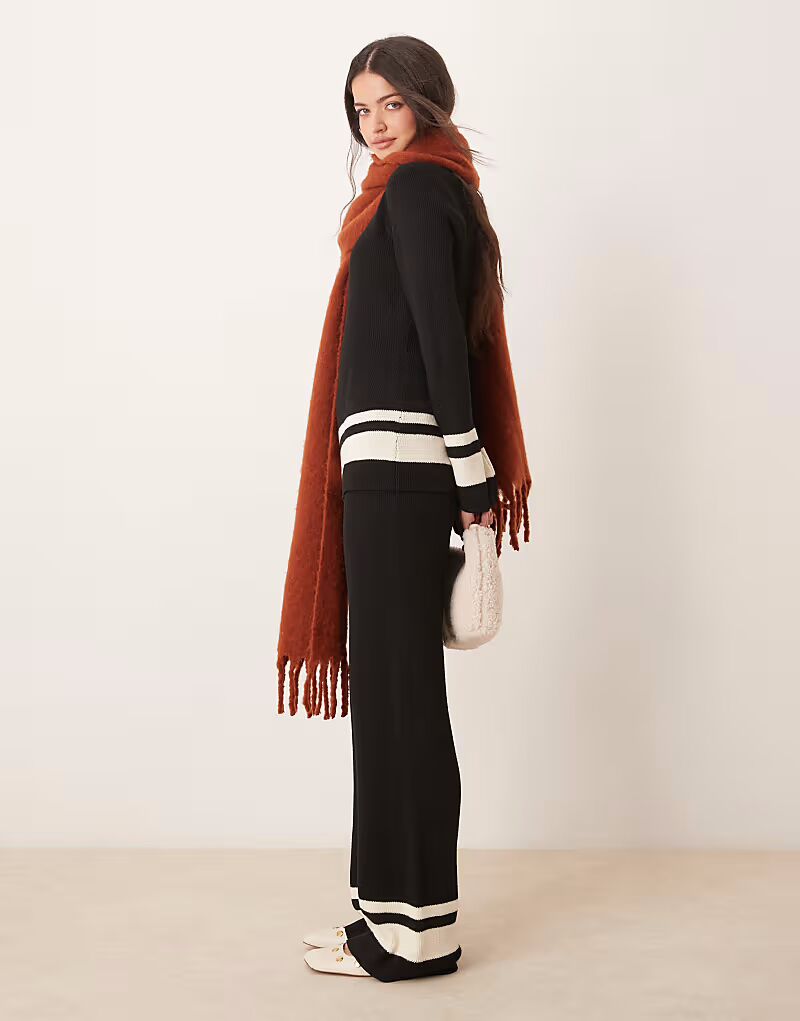 

Брюки контрастного трикотажа черного цвета Pretty Lavish