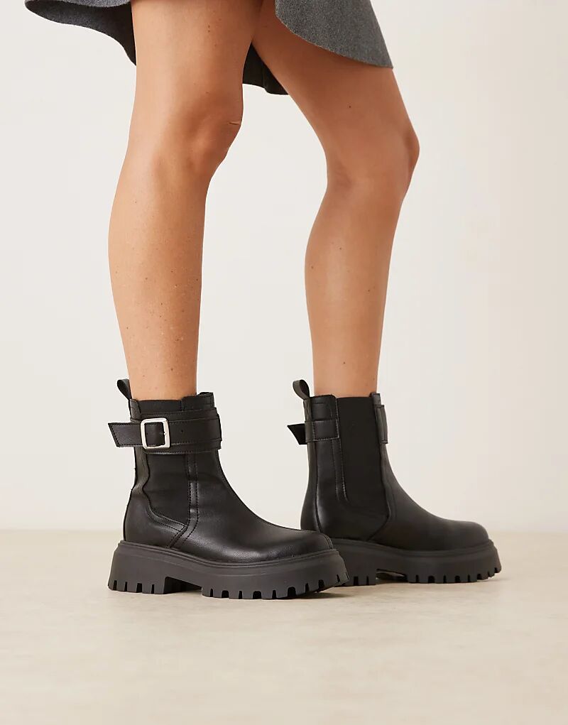 Массивные ботинки челси ASOS DESIGN Astrid с пряжкой из черного мятого искусственного меха