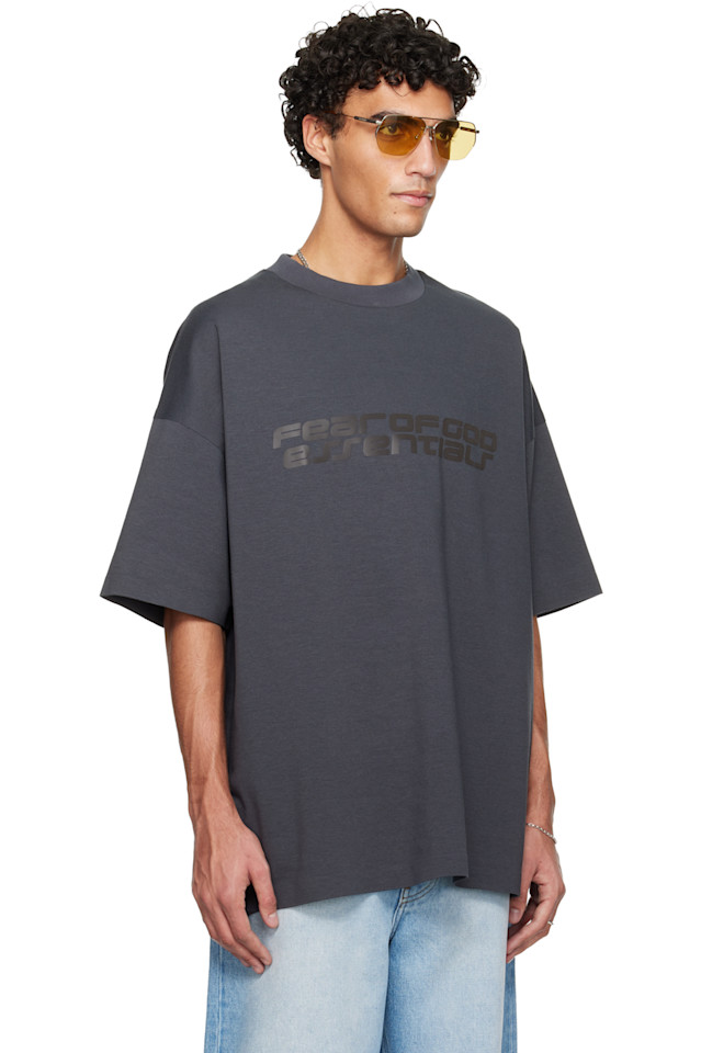 Fear Of God Essentials Серая праздничная футболка с коротким рукавом в стиле 90-х — фото 2