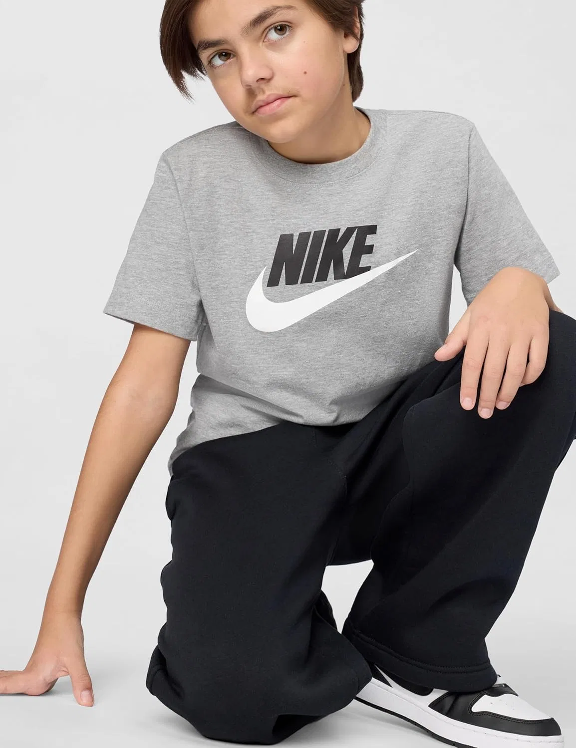 Футболка Nike Sportswear Club с логотипом, темно-серый меланж/белый — фото 2