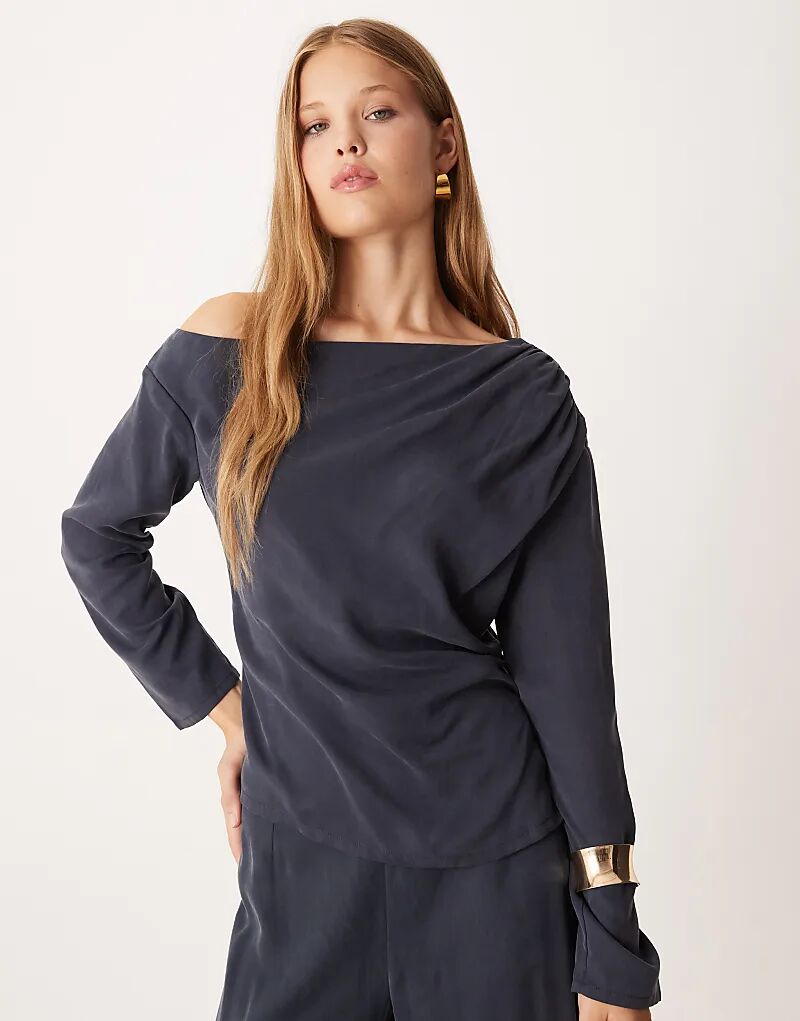 

Мягкий асимметричный топ ASOS DESIGN с рюшами в цвете «выцветшие чернила»