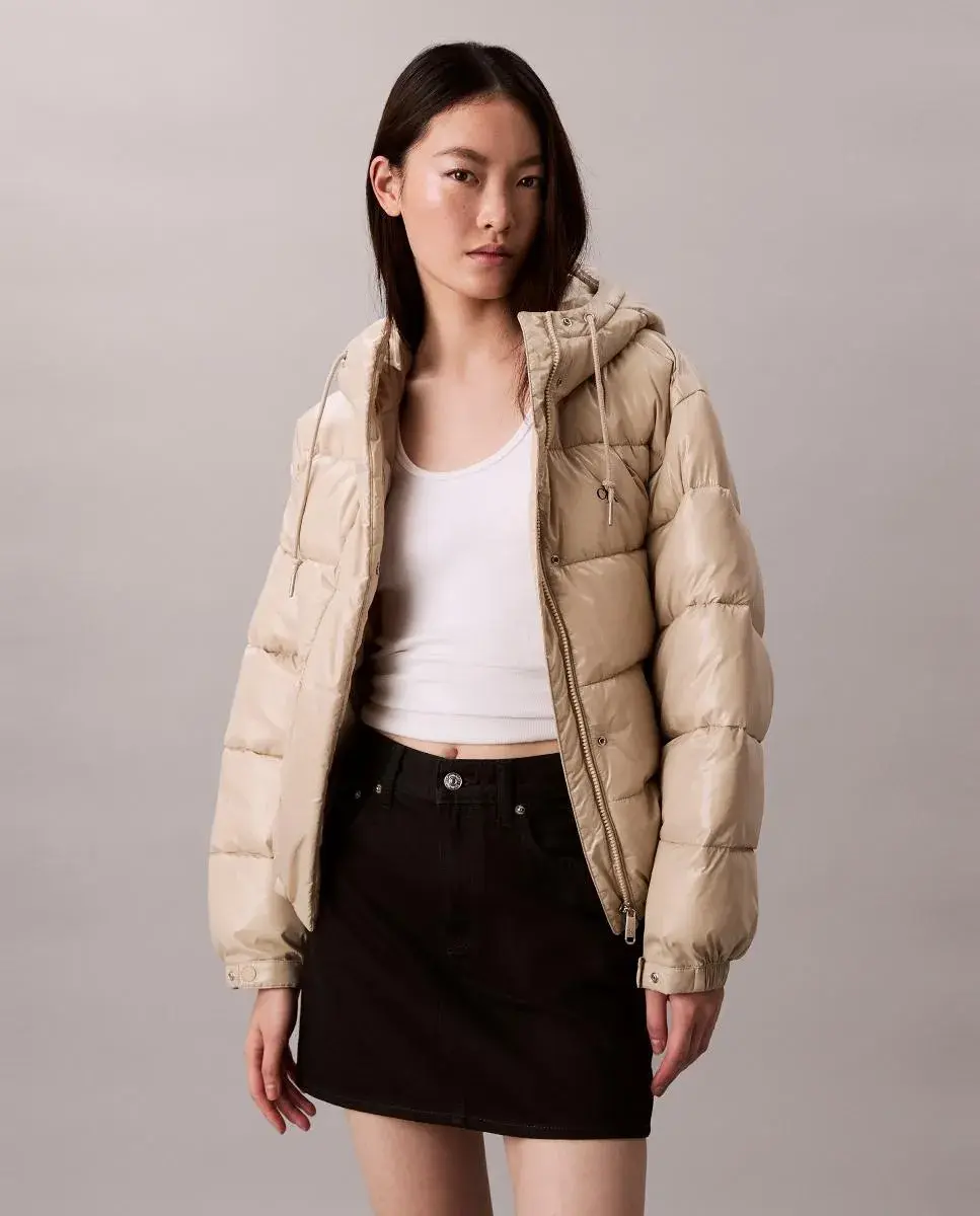 

Женская пуховая куртка с блестящей отделкой Calvin Klein Jeans, кремовый