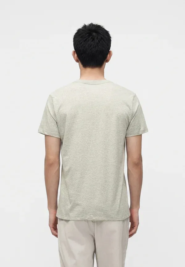 Футболка Gap Everyday pocket tee basic, серая — фото 3