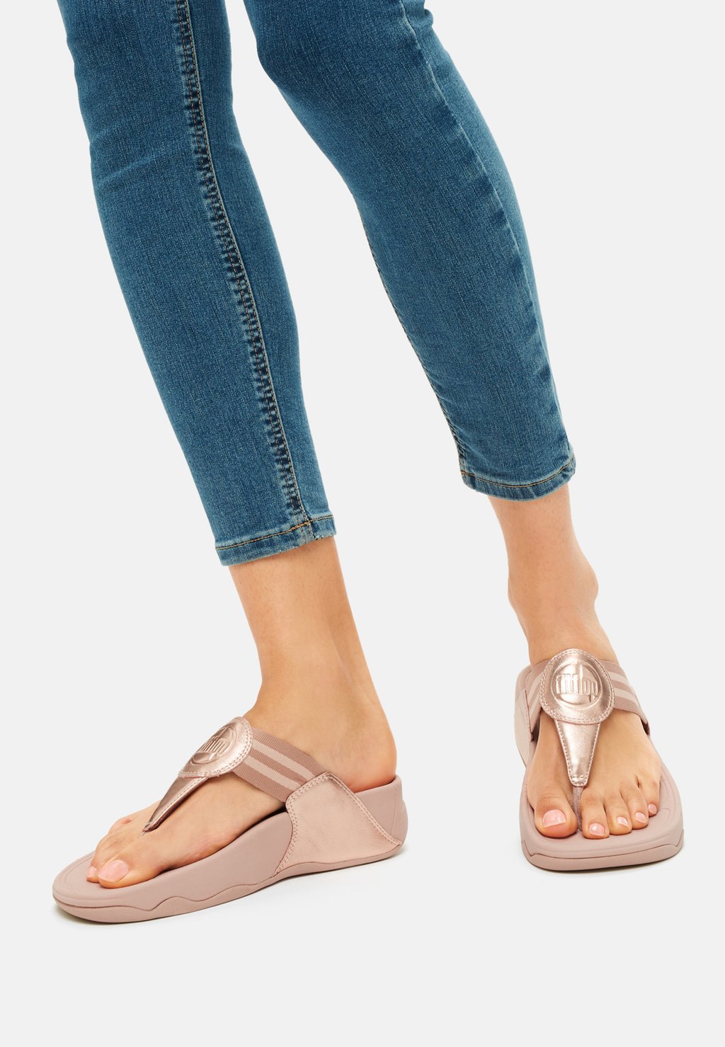 

Сандалии WALKSTAR TOE POST FitFlop, цвет rose gold