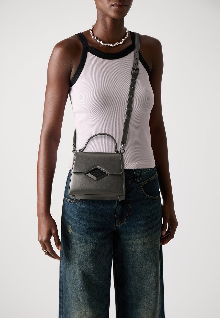 

Сумка Replay SHEILA RHOMBUS TOP HANDLE BAG, Gun Metal/Silver-Coloured