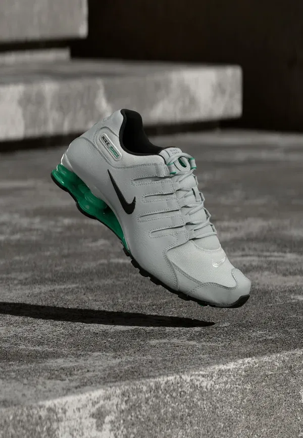 Кроссовки Nike Sportswear Shox NZ, серый туман/черный/стадиум грин/пихта/светлая пемза