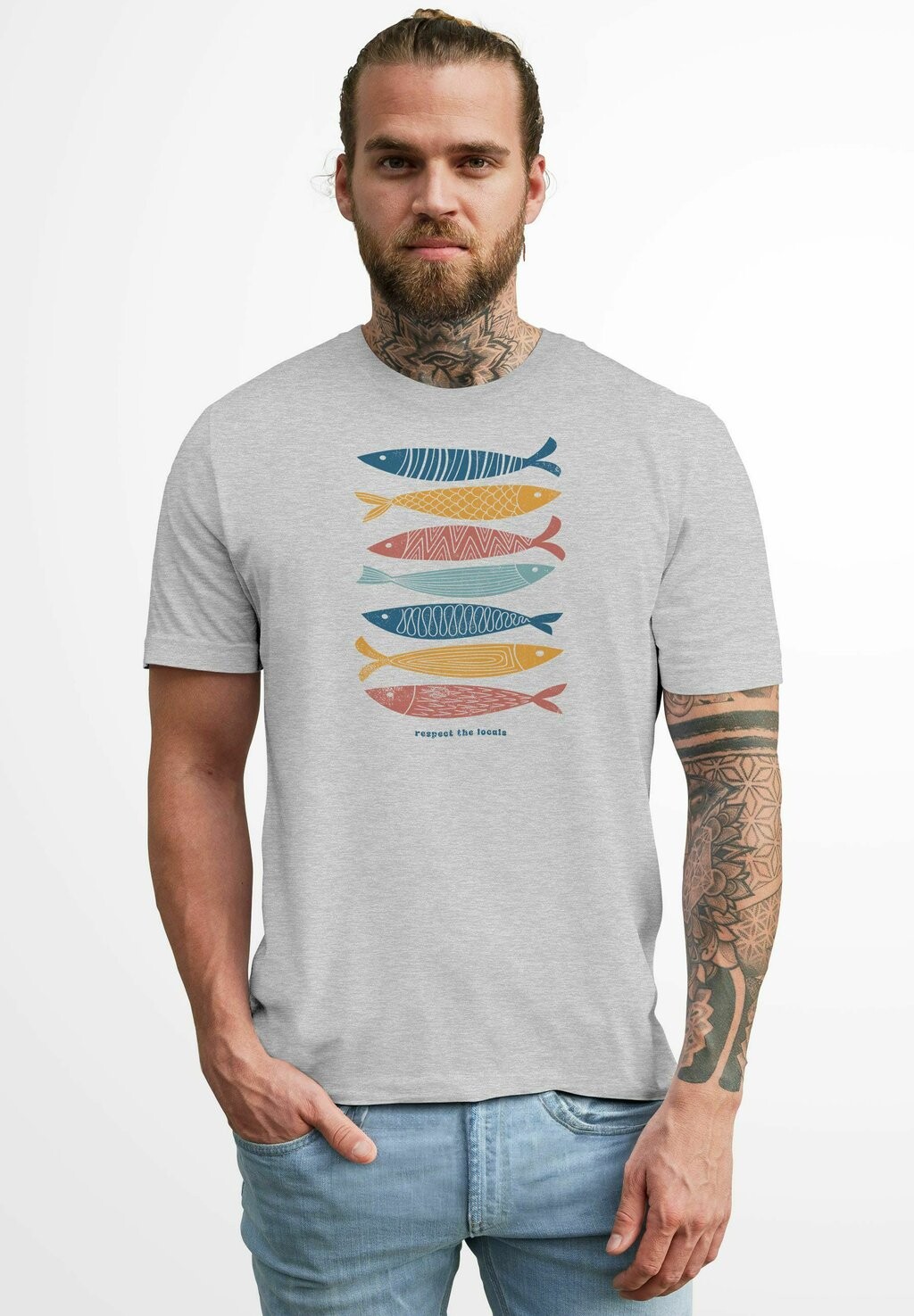 

Футболка с принтом MOTIV MARITIM MEER FISCHE SOMMER URLAUB SPRUCH RESPECT THE LOCALS FASHION STREETSTYLE Neverless, светло-серый