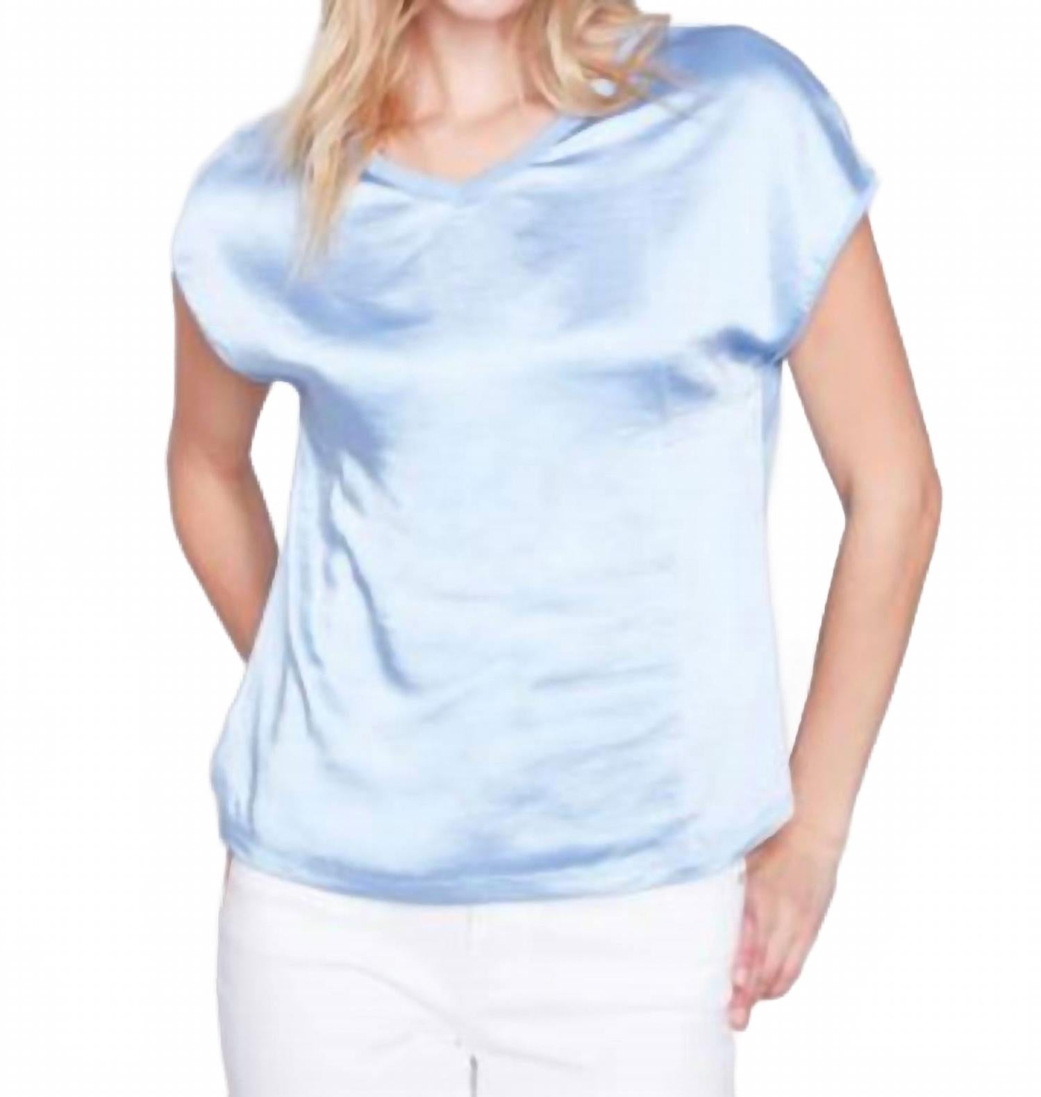 

Сатиновый топ с V-образным вырезом в небесно-голубом цвете CHARLIE B