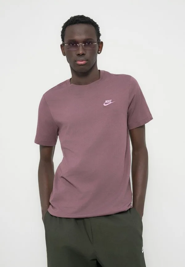 Клубная футболка базовая футболка Nike Sportswear, Berry — фото 4