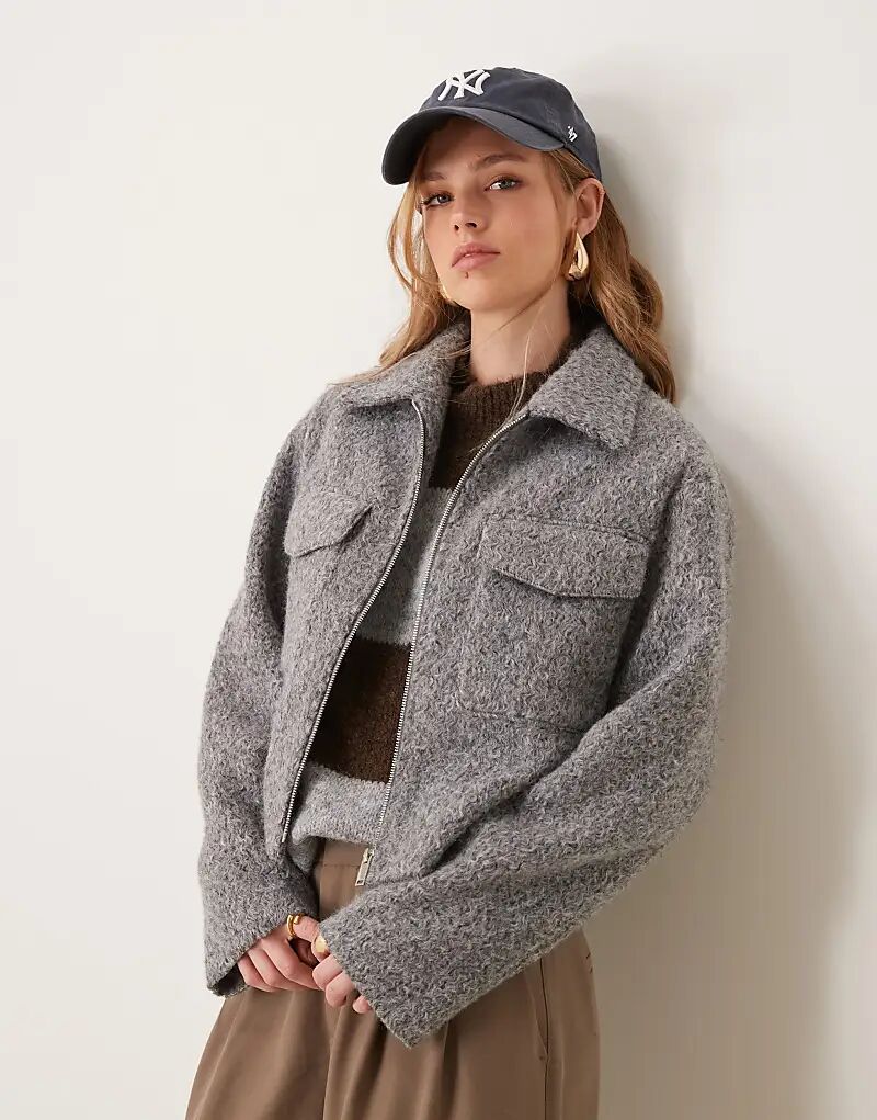 

Короткая куртка на молнии серого цвета New Look