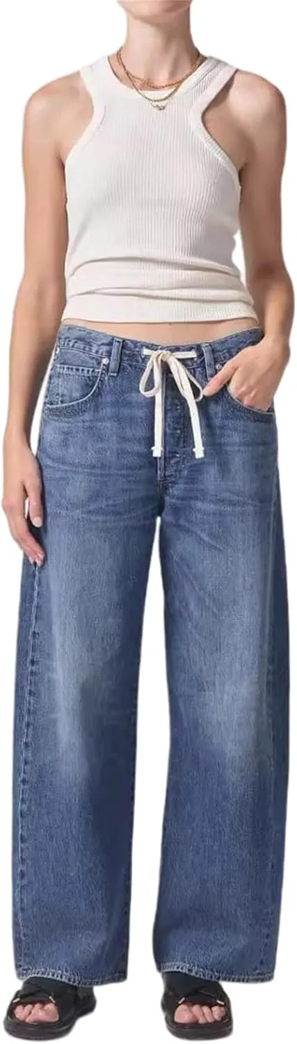 

Женские джинсы с высокой талией и широкими штанинами