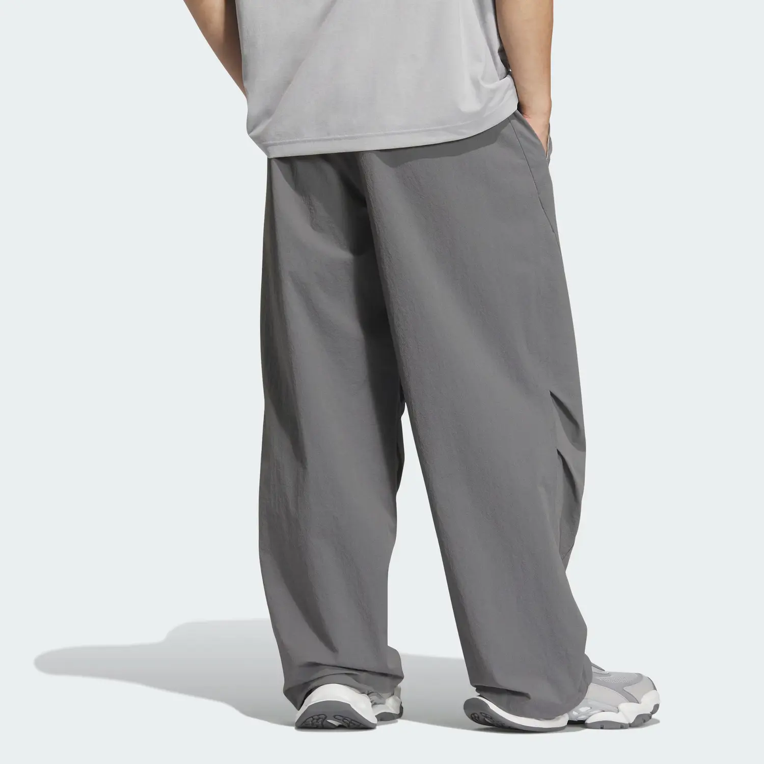 FOS Collection WOVEN TRACKSUIT BOTTOMS повседневные брюки мужские gray Adidas, серый — фото 3