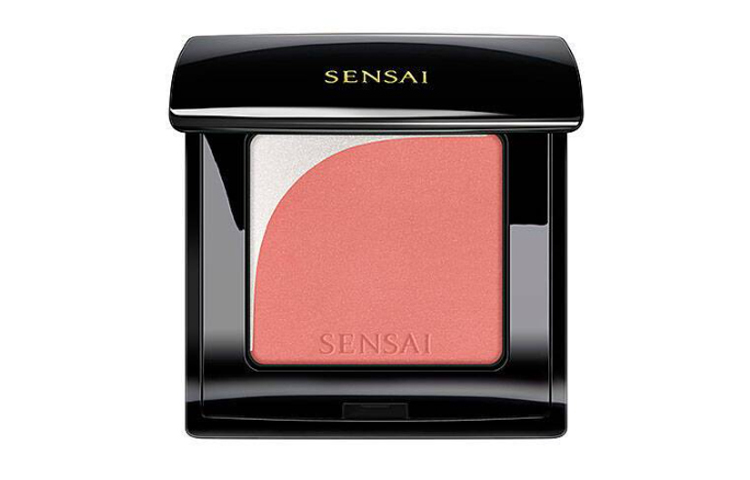 Легкий в растушевке стойкий румянец для лица blossom blush 4g SENSAI — фото 2