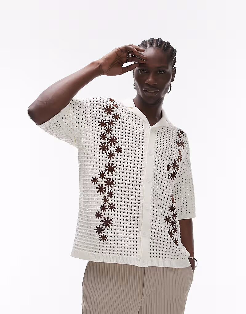 

Рубашка цвета экрю от Topman с цветочной вышивкой и воротником с лацканами, связанными крючком