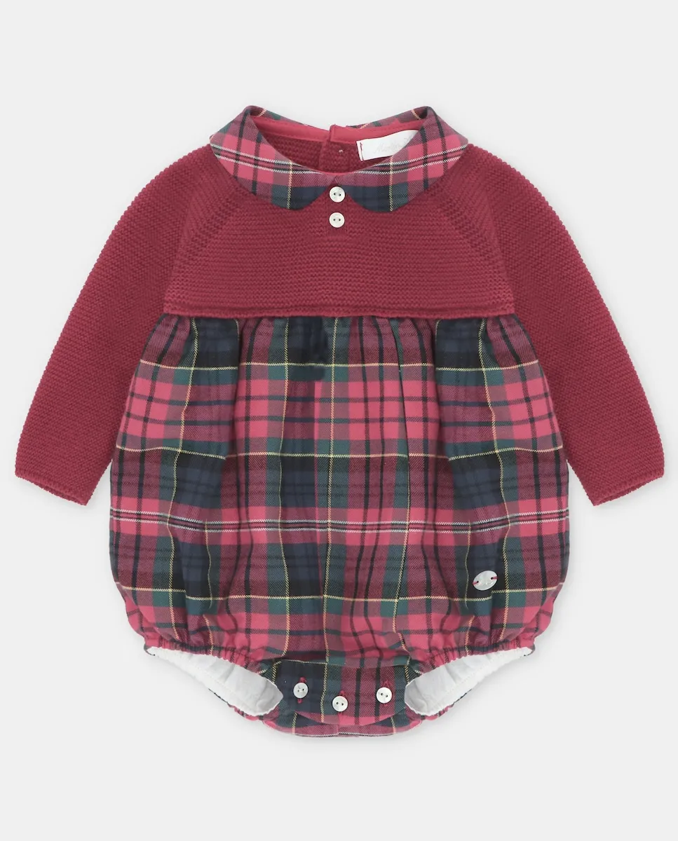 

Комбинезон для младенца вязаный с красной клетчатой расцветкой Martín Aranda