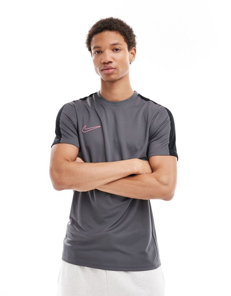 

Серая футболка Nike Academy