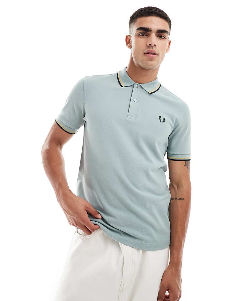 

Fred Perry — темно-синяя рубашка-поло с контрастной двойной полоской на рукавах и воротнике