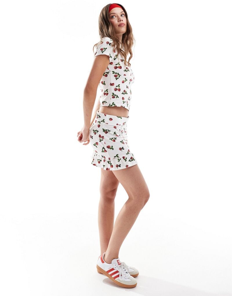 

ASOS DESIGN – Мини-юбка с рюшами внизу клубничным узором, часть комплекта