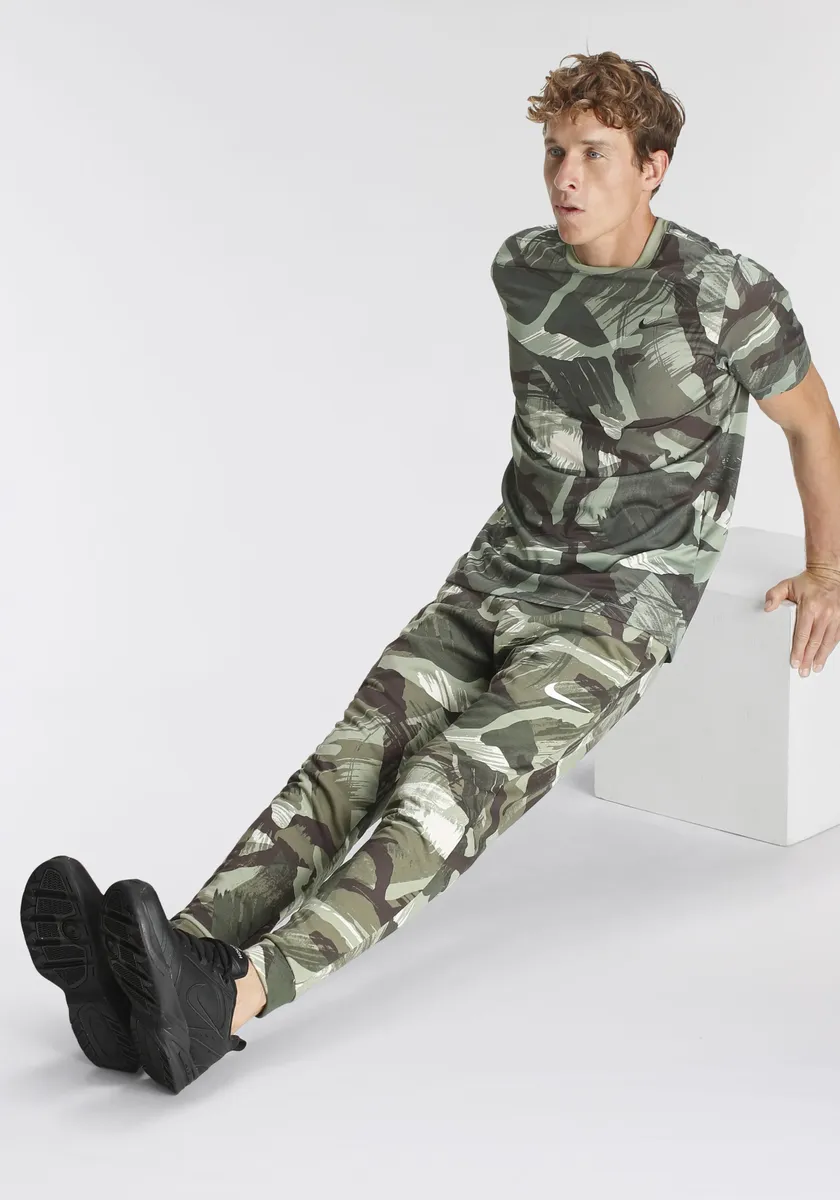 

Тренировочные брюки Nike "DRI-FIT MEN'S CAMO TAPERED FITNESS PANTS", цвет Velvet Brown/Coconut Milk