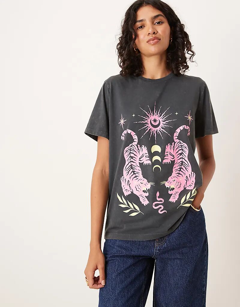 

Футболка ASOS DESIGN классического кроя с принтом небесного тигра в стираном угольном цвете