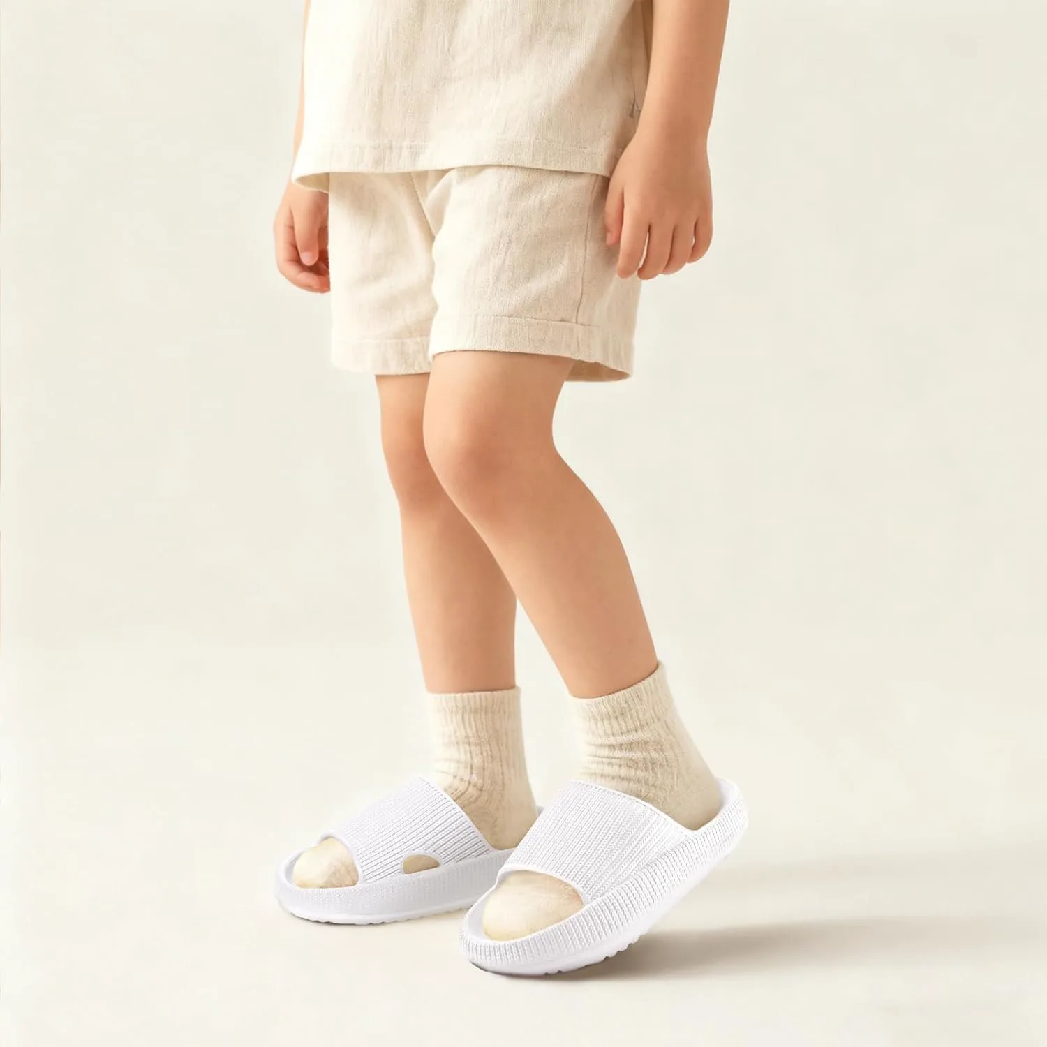 

Детские шлепанцы Rosyclo с подушкой "облако", нескользящей подошвой, белые